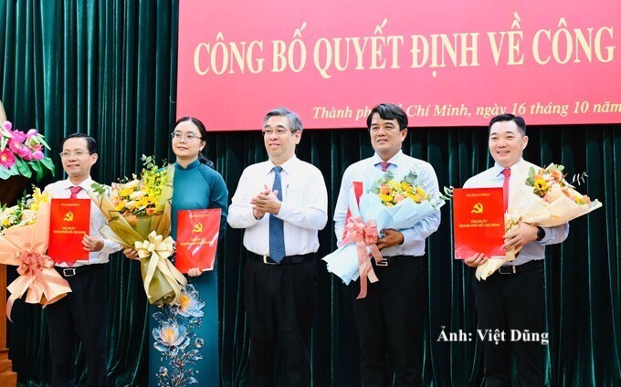 Ông Bùi Thanh Nhân (thứ hai từ phải qua) nhận nhiệm vụ Trưởng ban Tuyên giáo Thành ủy TP. Hồ Chí Minh.