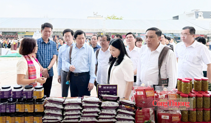 Ông Dương Quốc Huy, Bí thư tỉnh uỷ Lào Cai cùng các đại biểu tham quan Khu Không gian quảng bá, kết nối sản phẩm OCOP gắn với du lịch cấp vùng tại Hội chợ du lịch Tây Bắc Lào Cai năm 2026.