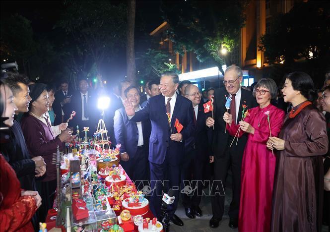 Tổng Bí thư, Chủ tịch nước Tô Lâm và Phu nhân cùng Tổng thống Thụy Sĩ Guy Parmelin và Phu nhân tham quan sạp tò he của những nghệ nhân làng Xuân La - nét văn hóa dân gian độc đáo trên phố đi bộ hồ Hoàn Kiếm. Ảnh: Thống Nhất - TTXVN