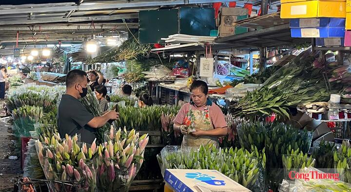 Tiểu thương tại chợ hoa Quảng An tất bật lựa chọn, sắp xếp hoa phục vụ nhu cầu mua sắm dịp 20/10.