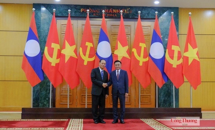 Thường trực Ban Bí thư Trung ương Đảng Cộng sản Việt Nam Trần Cẩm Tú và Thường trực Ban Bí thư Trung ương Đảng Nhân dân Cách mạng Lào Vilay Lakhamphong chụp ảnh chung trước khi tiến hành hội đàm