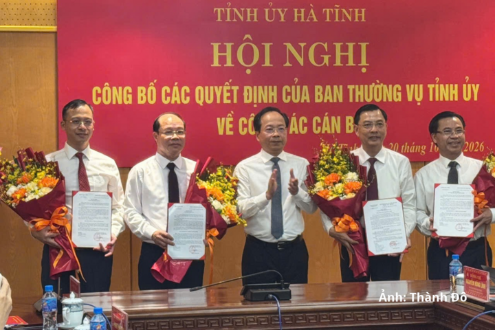 Ông Nguyễn Duy Lâm, Bí thư Tỉnh ủy Hà Tĩnh tặng hoa chúc mừng các cán bộ.