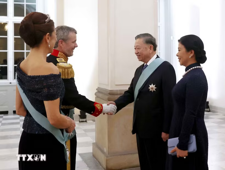 Nhà vua Đan Mạch Frederik X và Hoàng hậu Mary đón Tổng Bí thư, Chủ tịch nước Tô Lâm và Phu nhân Ngô Phương Ly. (Ảnh: Thống Nhất - TTXVN).