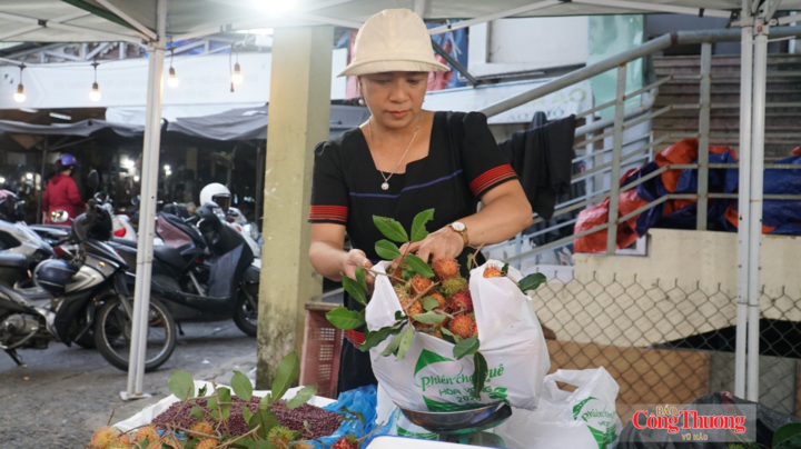 Tiểu thương tại phiên chợ quê Hoà Vang sử dụng túi sinh học dễ phân hủy đựng sản phẩm cho khách hàng.