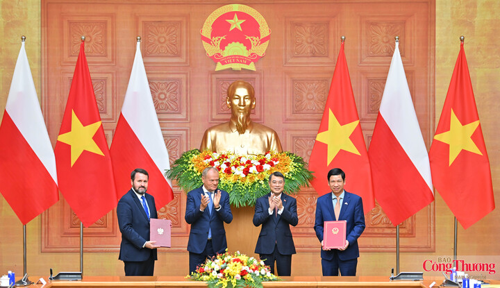 Trước sự chứng kiến của Thủ tướng Lê Minh Hưng và Thủ tướng Donald Tusk, lãnh đạo các bộ, ngành hai nước đã trao đổi văn kiện hợp tác giữa giữa Bộ Văn hóa, Thể thao và Du lịch Việt Nam và Bộ Thể thao và Du lịch Ba Lan.